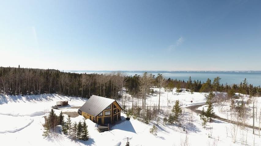 Vacation rental for 6 people, with yard and hot tub as well as terrace in Quebec