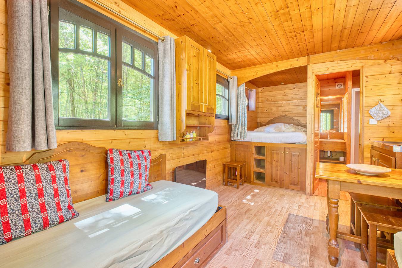 Appartement de vacances entier, Petite maison "La Roulotte Jaune" avec jardin privé, balcon et Wi-Fi in Monsac, Périgord Pourpre