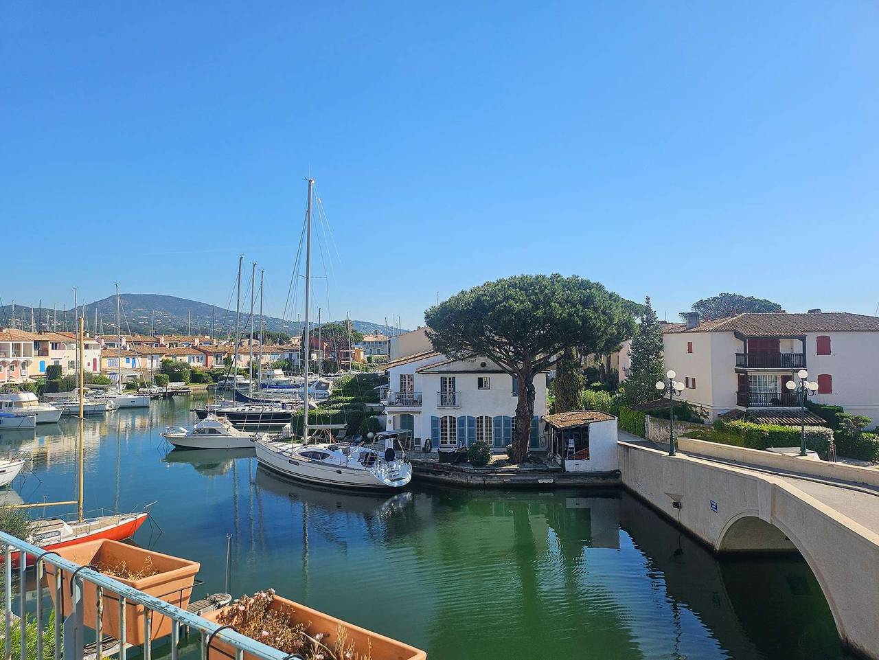 Apartamento vacacional entero, A pleasant, air-conditioned studio with Wi-Fi in the heart of Port Grimaud Sud, in Port Grimaud, Grimaud