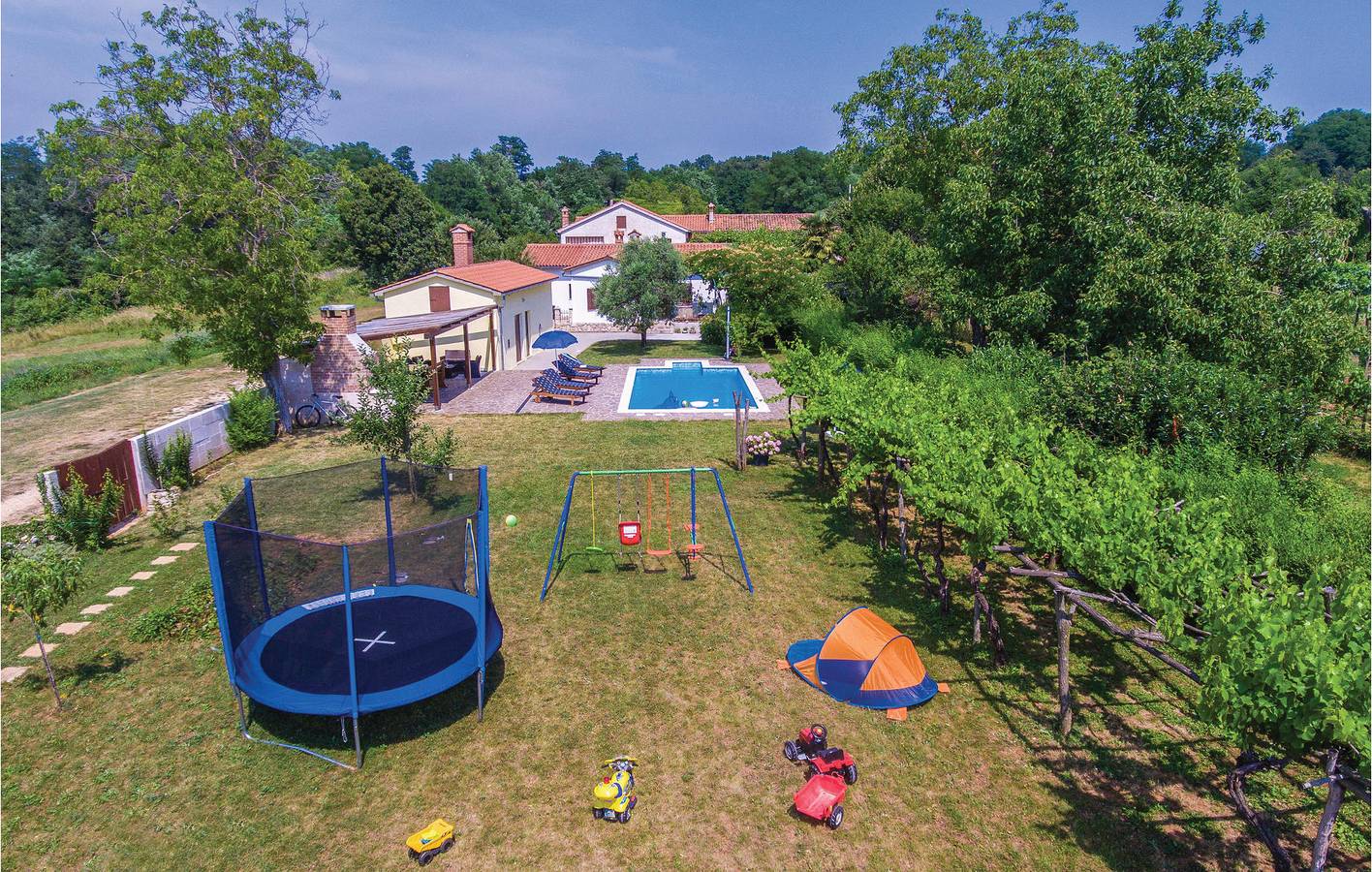 Gemütliche 2-Zimmer-Wohnung mit Pool, Terrasse und WLAN in der Nähe des Flusses Raša in Ružići (Sveta Nedelja), Istrien