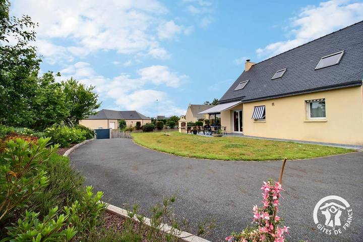 Gîte pour 8 personnes, avec piscine et jardin, animaux acceptés à Camlez