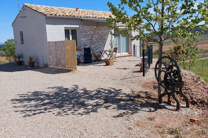 Location de vacances pour 3 personnes, avec terrasse et jardin à Montbrun-des-Corbières