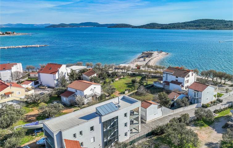 Ganze Ferienwohnung, Ferienwohnung mit Meerblick, Pool, WLAN und Parkplatz in Strandnähe in Srima, Šibenik-Knin