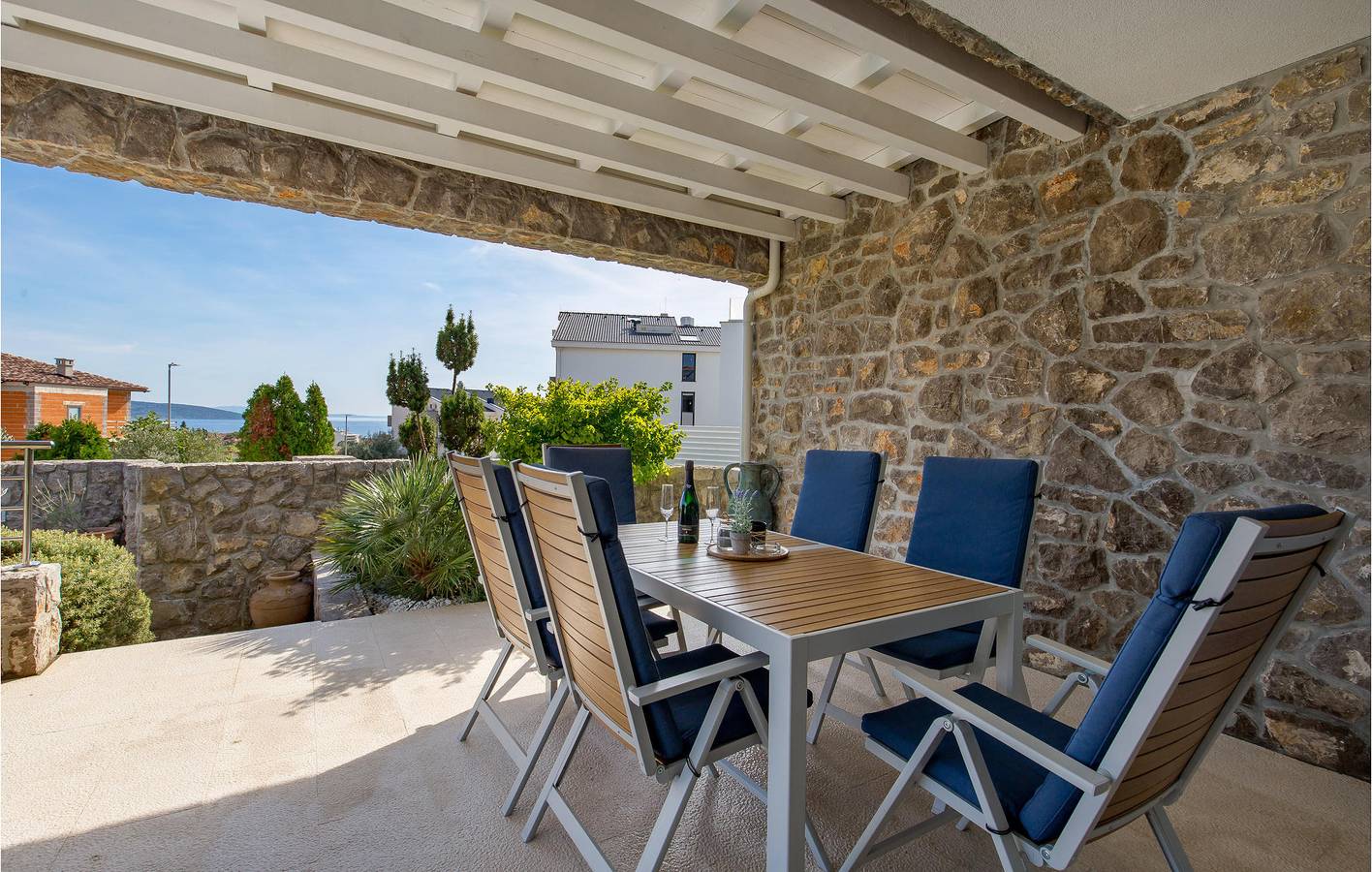 Gemütliche Ferienwohnung mit Meerblick, Pool, Terrasse und direktem Zugang zum Strand! in Krk Stadt, Krk