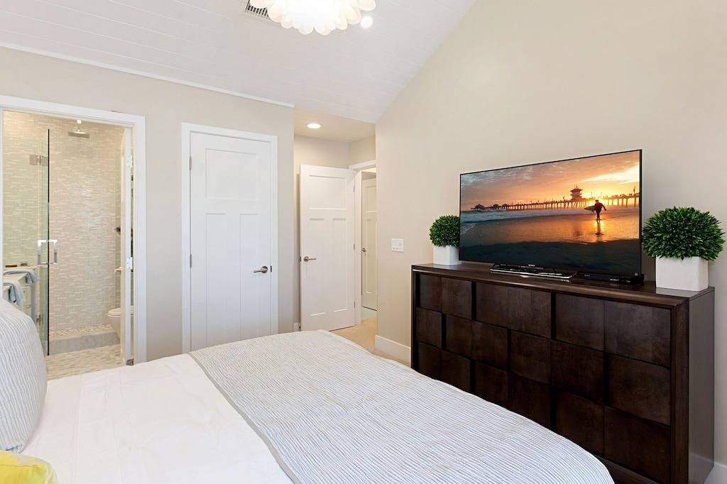 Ganze Wohnung, Colorful & contemporary condo with patio & washer/dryer - watch the fireworks in Anaheim, Orange County