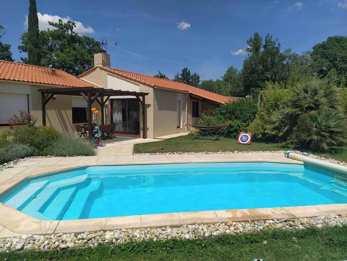 Gîte pour 9 personnes, avec terrasse et piscine à Bouaye