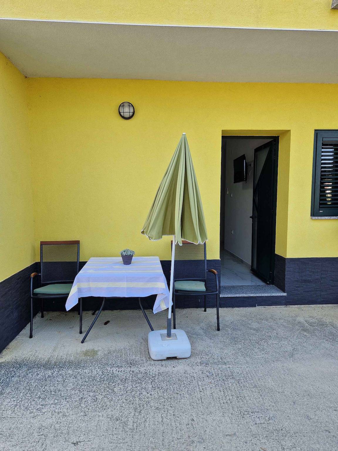 Ganzes Studio, Studio mit Grill nur 50 m von der Adria  in Vrbnik, Krk