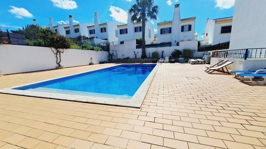 Casa de férias para 4 pessoas, com jardim e piscina em Paderne