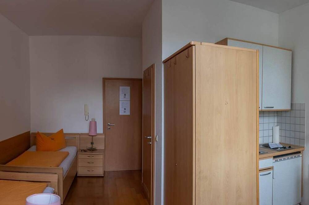 Ganze Wohnung, Einfaches Monteurzimmer - Pension Bärbel Neelen in Hameln, Weserbergland