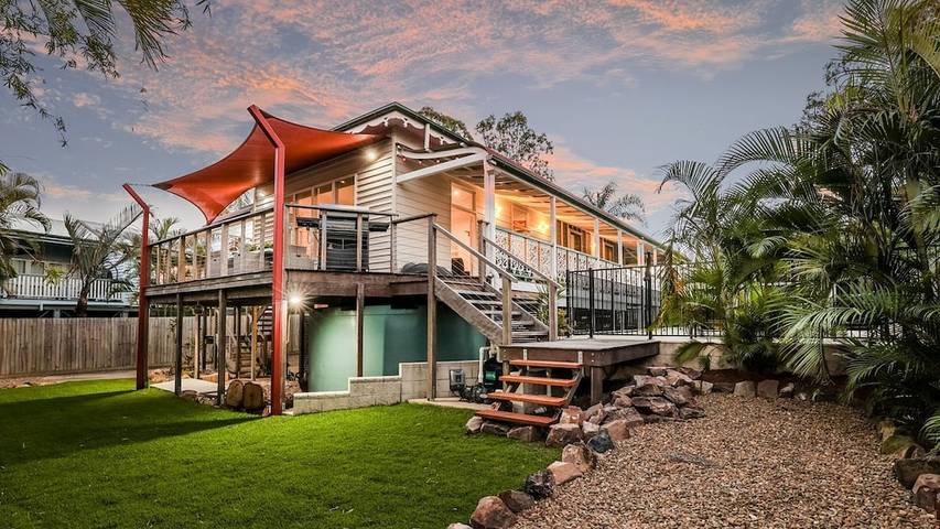 Holiday home for 12 people, with balcony in Agnes Water
