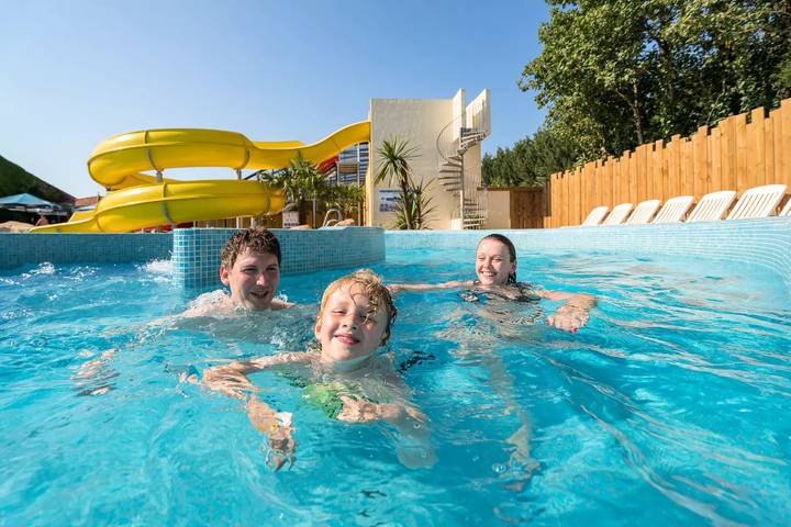 Location de vacances pour 6 personnes, avec Terrasse ainsi que Piscine et Sauna à Saint-Julien-des-Landes