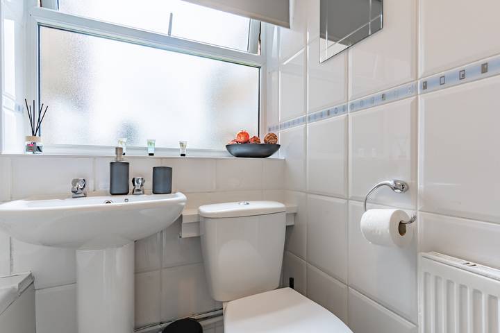 Entire holiday apartment, 1Bed-Sleeps3 Parking-Nearcitycentre-Jlr-Nec in Solihull, Birmingham Area