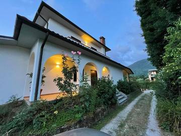 Cottage pour 6 personnes, avec piscine ainsi que jacuzzi et jardin à Barga