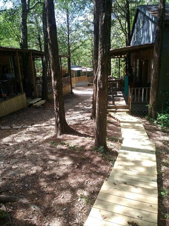 Sunflower Room with quiet deck in Canton, Van Zandt County