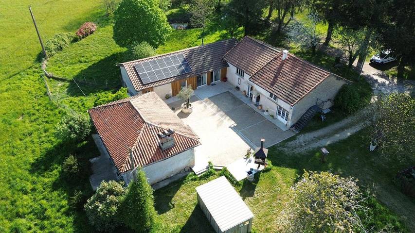 Location de vacances pour 6 personnes, avec Terrasse ainsi que Jardin et Vue à Montrem