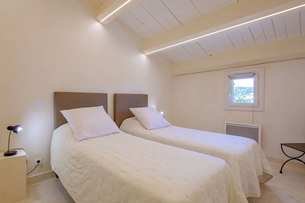 Atemberaubendes  Ferienhaus für 8 Personen mit  W-Lan, Tv, Terrasse und Haustiere erlaubt in Bauduen, Brignoles Region