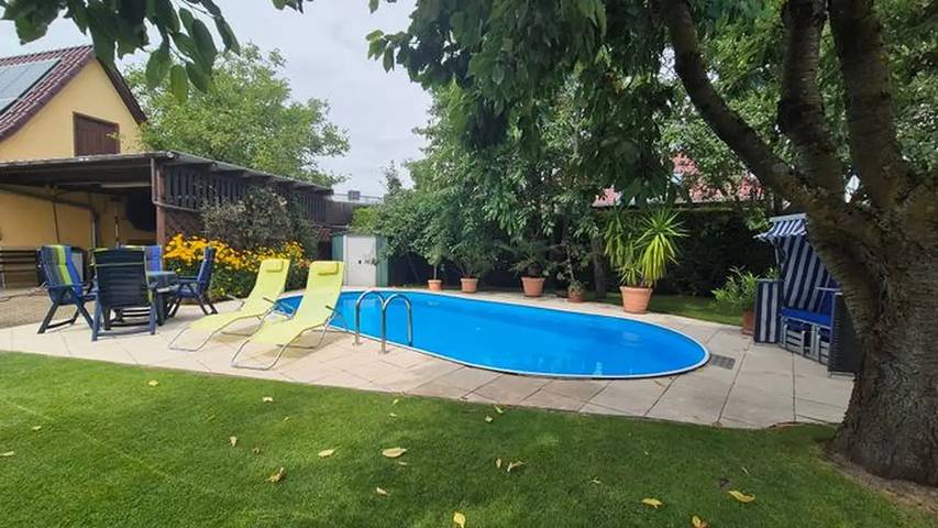 Ferienwohnung für 4 Personen, mit Garten und Pool an der Müritz