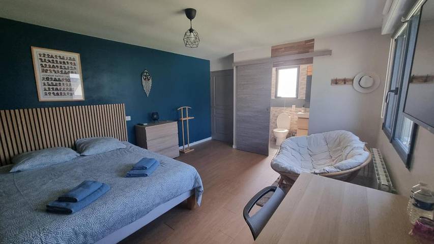 Gîte pour 2 personnes, avec Terrasse et Jardin ainsi que Piscine et Vue à Changé - 3