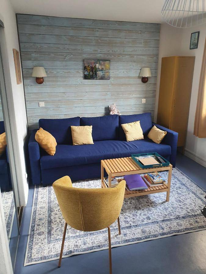 Gîte pour 4 personnes, avec balcon ainsi que vue et piscine à Bielle (Pyrénées-Atlantiques)