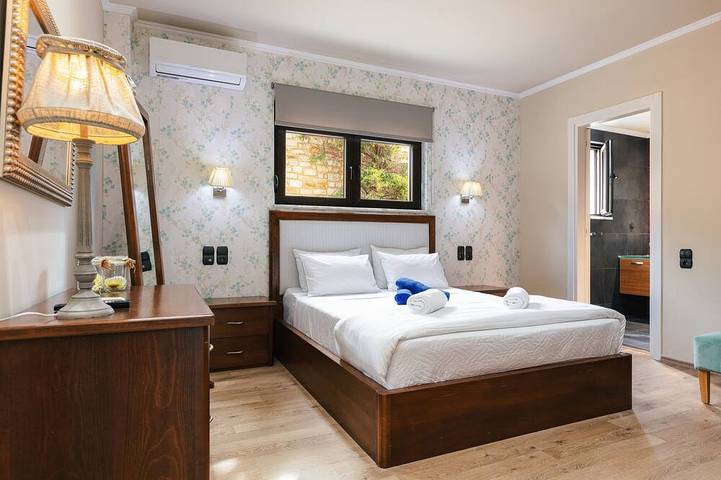 Heated pool, kids pool, gorge and sea views! in Rethymno en omgeving