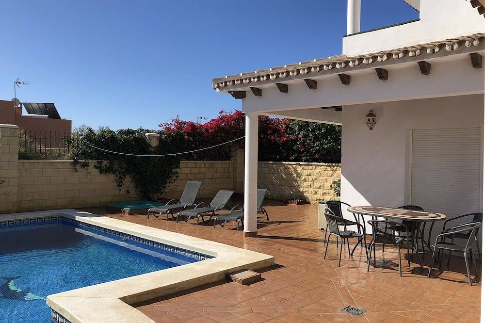 Family Villa & Private Pool Sleeps 6/8. 15 mins walk to town and beach in La Viña (Torre del Mar), Vélez-Málaga