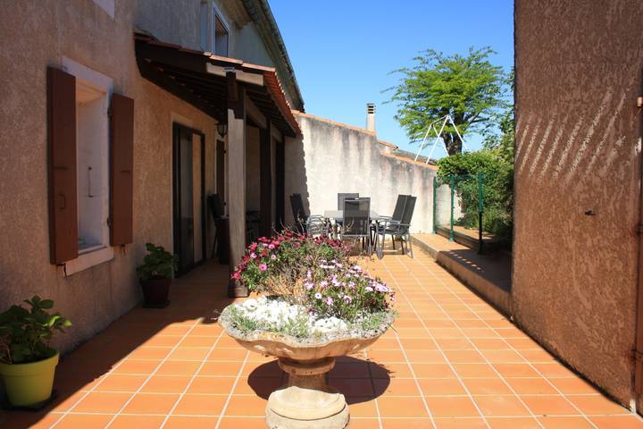Gîte pour 8 personnes, avec terrasse ainsi que jardin et piscine à Saint-Martin-Lalande