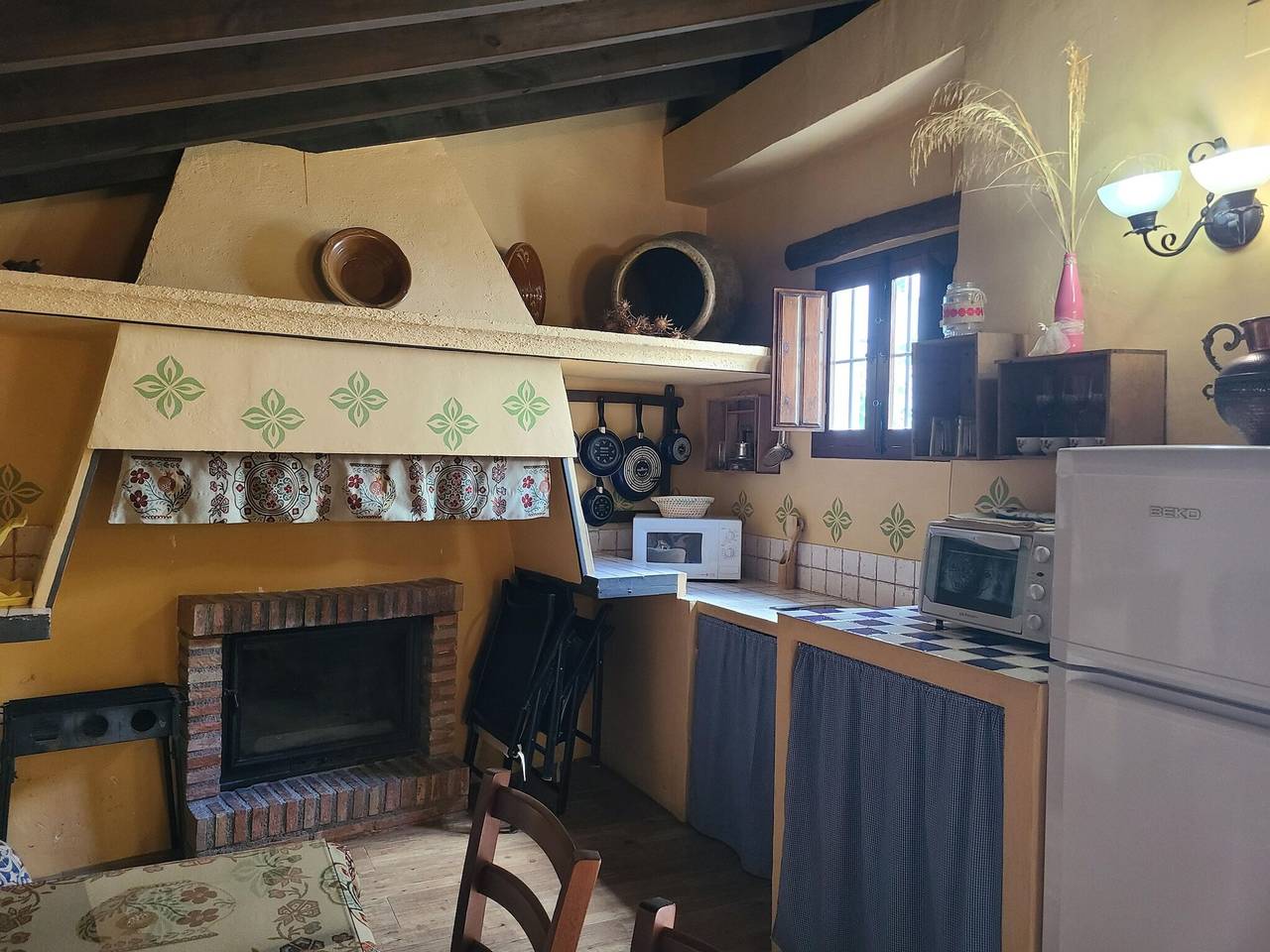 Vintage Farmhouse in Algarinejo with Terrace in Fuentes de Cesna, Algarinejo
