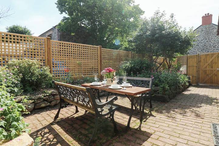 Log cabin for 6 people, with garden and terrace, with pets in Mullion