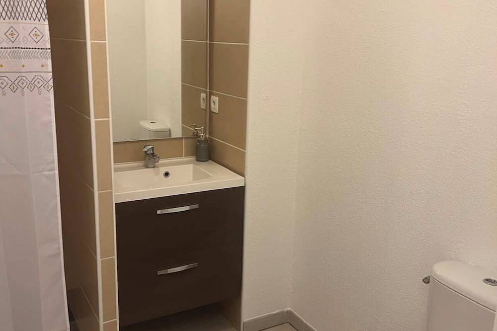 Apartamento entero, T2 apartment with terrace, not overlooked, 3' from la Ramée leisure park in Tournefeuille, Alto Garona