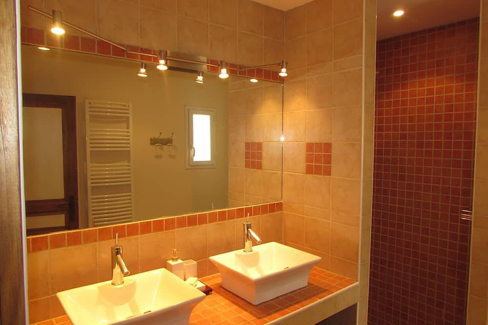 Barjac Villa Pastis - Self-catering cottage with swimming pool and view of the Cevennes mountains in Barjac, Alès region