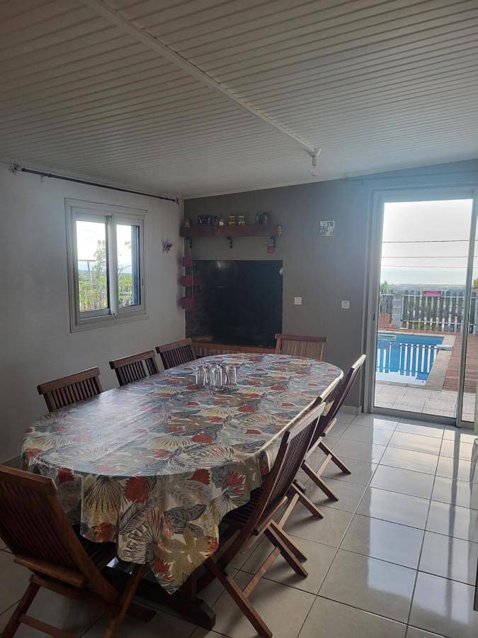 Location de vacances pour 7 personnes, avec vue ainsi que jardin et piscine à Entre-Deux - 3