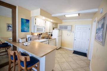 Vacation Rental for 4 Guests in Daytona Beach Shores, Florida, Picture 3