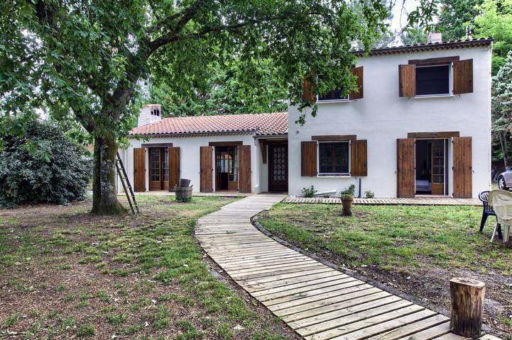 Holiday rental for 12 people, with hot tub and garden, with pets in France