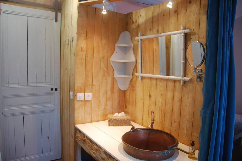 Apartamento entero, Gran estudio moderno de planta abierta tranquilo, piscina, cama elástica, terraza, zonas verdes in Salon-de-Provence, Region de Aix-en-Provence