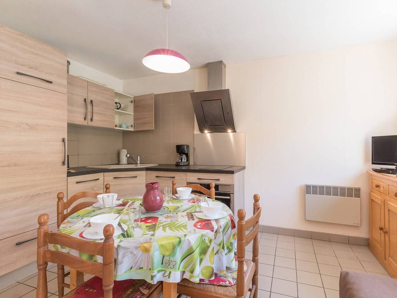 Apartamento entero, Estudio acogedor con balcón cerca del telecabina y centro ciudad, parking, admite mascotas in Briançon, Serre Chevalier