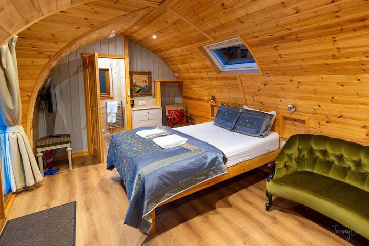 Glamping for 4 people, with Terrace and Hot tub as well as Garden and View in Brighton