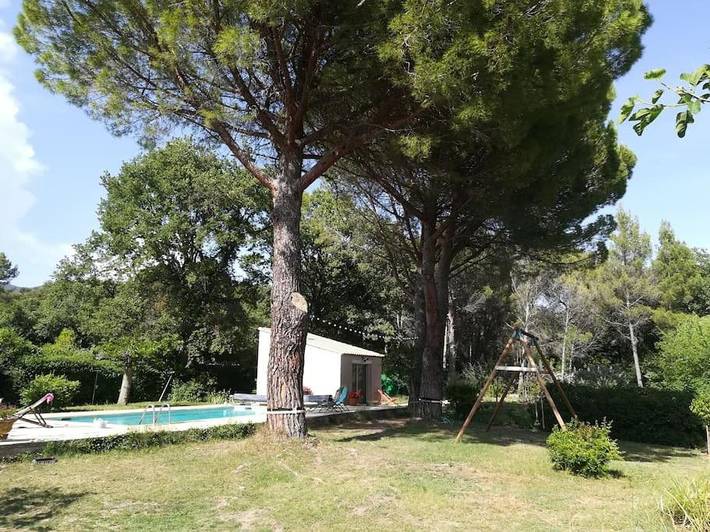 Maison de vacances pour 2 personnes, avec terrasse ainsi que jardin et piscine