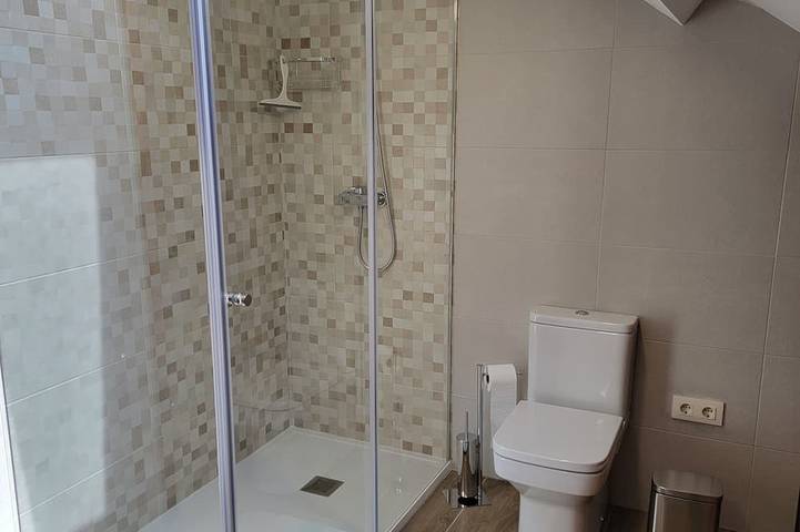 Charming 4 Bedroom House Across from Arnela Beach near Porto do Son! in Praia de Fonforrón (Porto do Son), Porto do Son