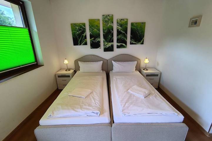 Ganze Wohnung, Kompakte barrierefreie Ferienwohnung auf Gutshof mit viel Natur, See in Tangerhütte, Altmark