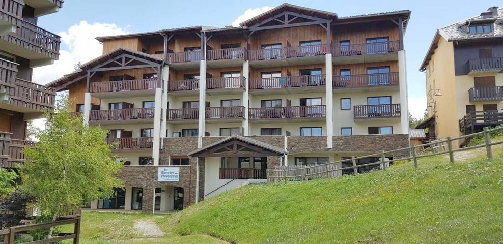 Chambre d’hôte pour 4 personnes, avec Balcon et Terrasse ainsi que Piscine et Vue