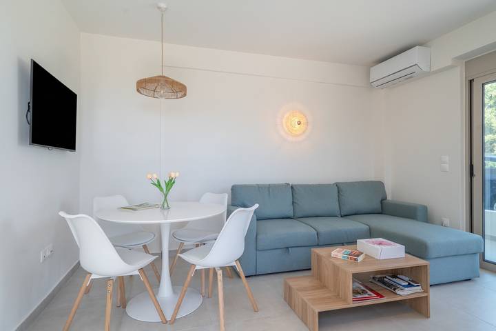Entire apartment, Apartment 'White Shale Lux Suite' with Balcony and Wi-Fi in Lefkada City, Greece