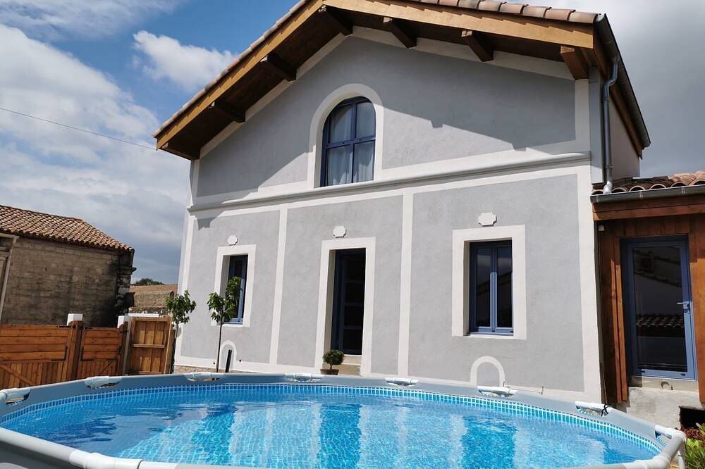 Maison de village. Cours et piscine. Canal du midi. Commerces, Narbonne in Sallèles-d'Aude, Côte méditerranéenne (France)