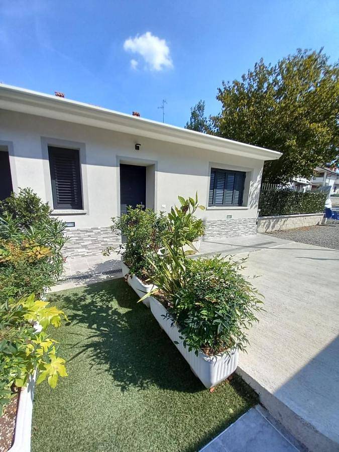 Location de vacances pour 2 personnes, avec piscine ainsi que jardin et jacuzzi à Limbiate - 4