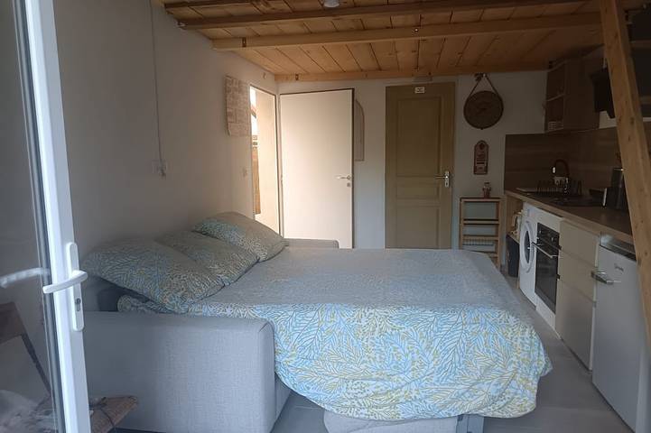 Entire apartment, Le patio de Gréasque - studio climatisé in Gréasque, Mediterranean Coast (France)
