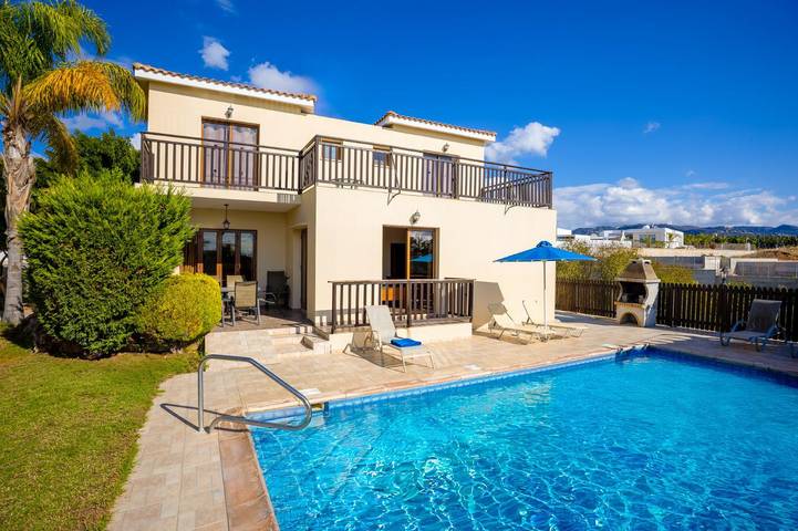 Villa for 8 people, with garden and terrace in Peyia