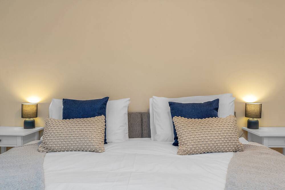 Cheerful Stays: 4 Bedroom Cottage in Arrochar in Loch Lomond, Argyll & Bute
