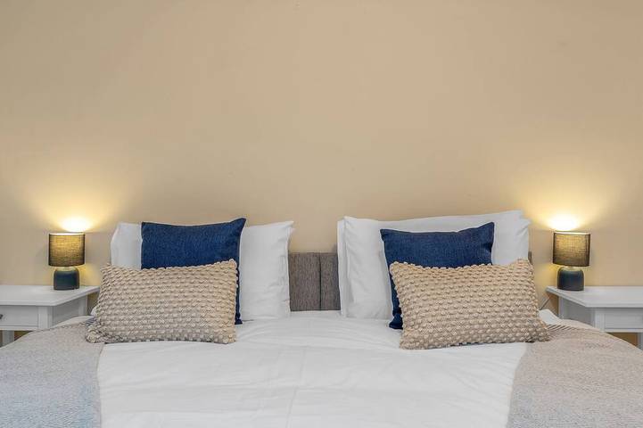 Cheerful Stays: 4 Bedroom Cottage in Arrochar in Loch Lomond, Argyll & Bute