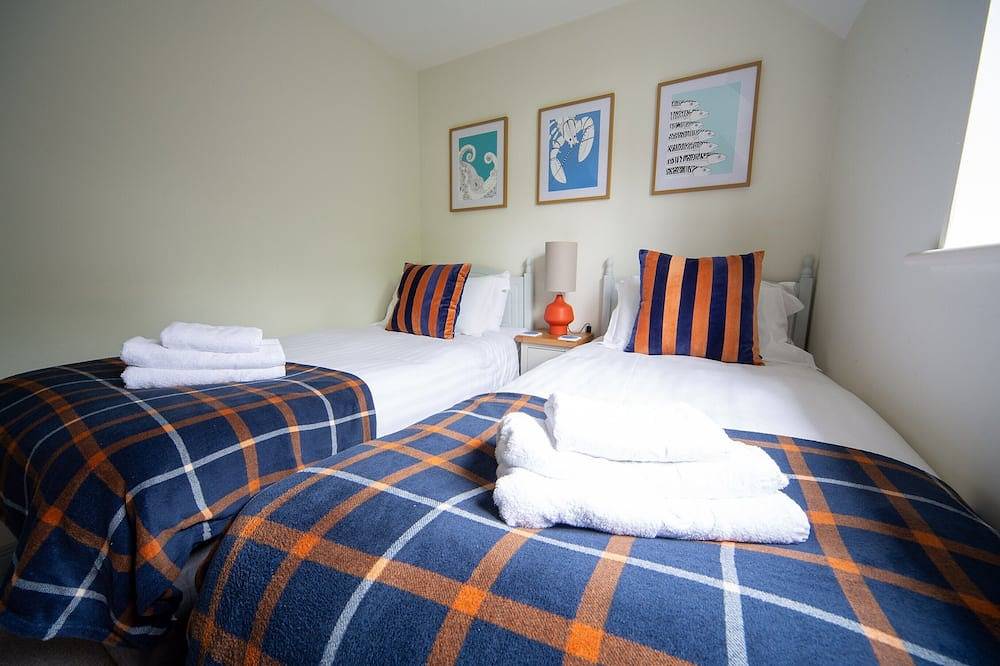 Spindrift, Padstow, peaceful, views, parking - 10min walk to harbour in Padstow, Cornwall