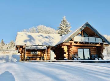 Gîte pour 8 personnes, avec balcon ainsi que vue sur le lac et jardin à Yssingeaux