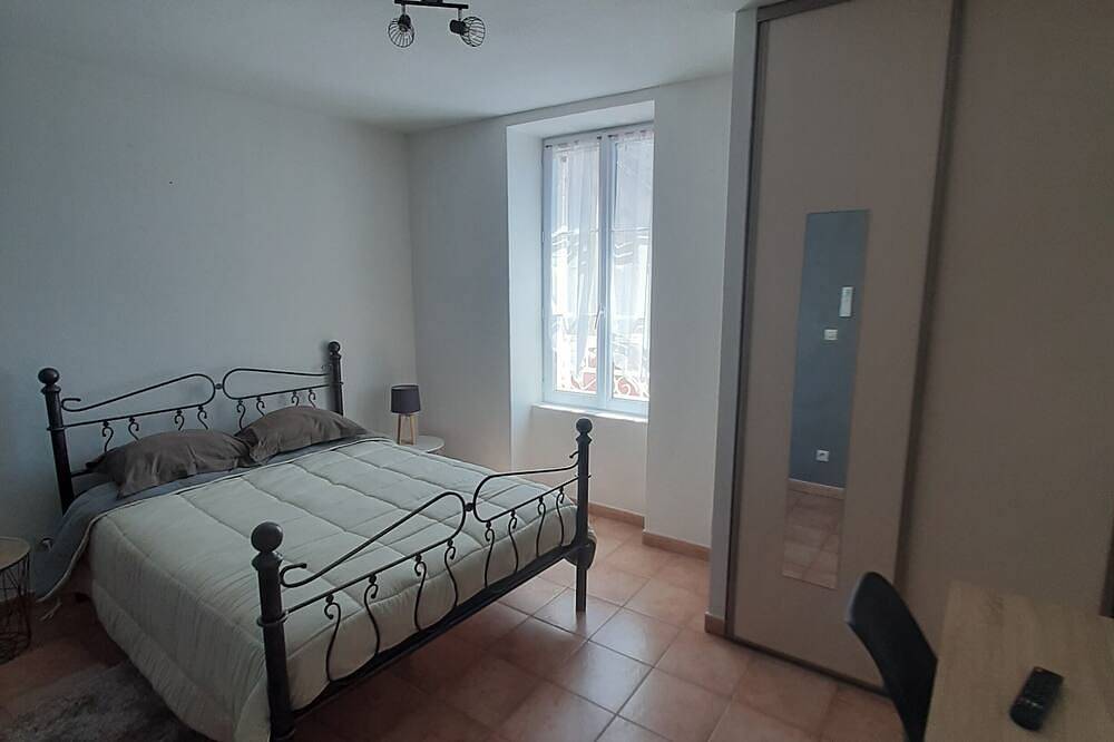 Apartamento entero, Cosy 3-bedroom apartment with private terrace in the heart of Pierrelatte in Pierrelatte, Región de Nyons